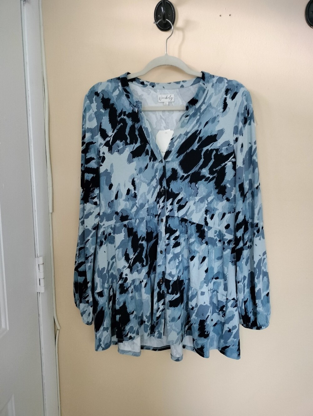 Wonderly NWT Blues Abstract Button Tiered Tunic Top L Artsy Travel Stretch